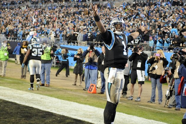 Cam Newton, quarterback de los Panthers de Carolina, festeja luego de lanzar un pase de anotación en el duelo del domingo 3 de enero de 2016, frente a los Buccaneers de Tampa Bay (AP Foto/Mike McCarn)