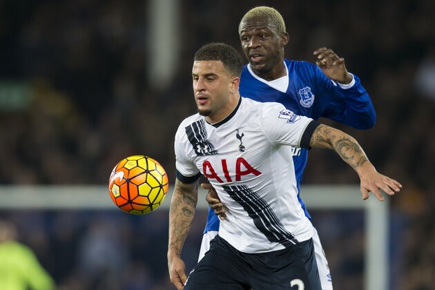 Tottenham's Kyle Walker fights for the ball against Everton's Arouna Kone during the English Premier League soccer match between Everton and Tottenham at Goodison Park Stadium, Liverpool, England, Sunday Jan. 3,  2016. (AP Photo/Jon Super)