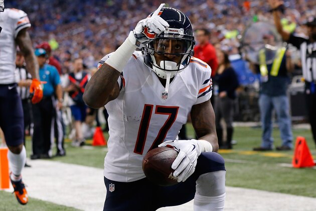 DETROIT, MI - NOVEMBER 27: Alshon Jeffery #17 of the Chicago Bears celebrates a first quarter touchdown against the Detroit Lions at Ford Field on November 27 , 2014 in Detroit, Michigan. (Photo by Leon Halip/Getty Images)