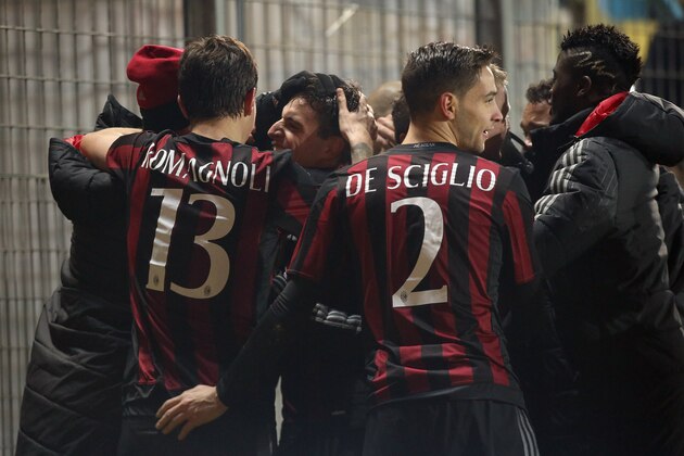 FROSINONE, ITALY - DECEMBER 20:  Giacomo Bonaventura (C) of Milan celebrates his goal (2-4) during the Serie A match between Frosinone Calcio and AC Milan at Stadio Matusa on December 20, 2015 in Frosinone, Italy.  (Photo by Maurizio Lagana/Getty Images)