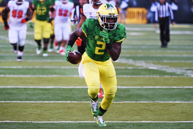 EUGENE, OR - NOVEMBER 27: Wide receiver Bralon Addison #2 of the Oregon Ducks runs a pass reception in for a touchdown during the second quarter of the game against the Oregon State Beavers at Autzen Stadium on November 27, 2015 in Eugene, Oregon. (Photo by Steve Dykes/Getty Images)