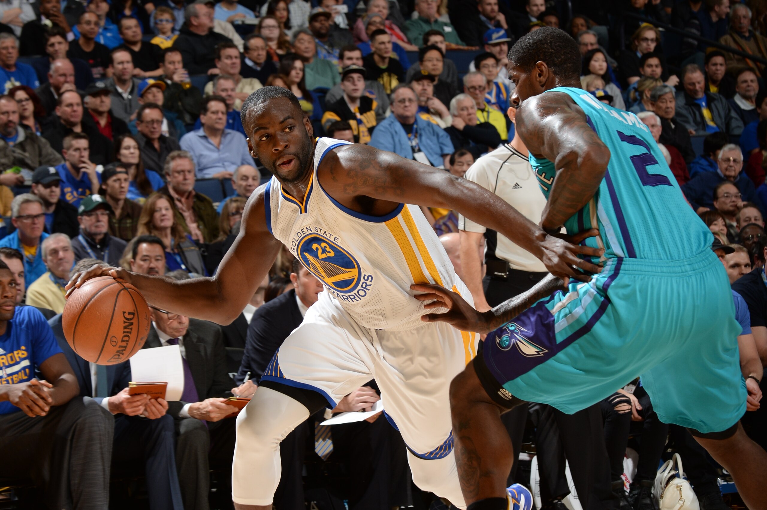 OAKLAND, CA - JANUARY 4:  Draymond Green #23 of the Golden State Warriors handles the ball against Marvin Williams #2 of the Charlotte Hornets on January 4, 2016 at Oracle Arena in Oakland, California. NOTE TO USER: User expressly acknowledges and agrees that, by downloading and or using this photograph, user is consenting to the terms and conditions of Getty Images License Agreement. Mandatory Copyright Notice: Copyright 2016 NBAE (Photo by Noah Graham/NBAE via Getty Images)
