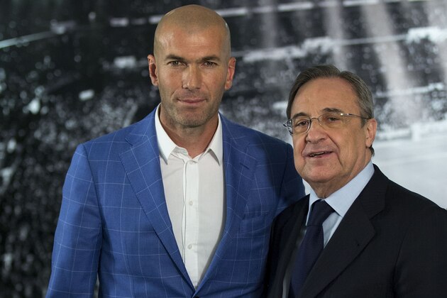MADRID, SPAIN - JANUARY 04:  Real Madrid CF president Florentino Perez (R) poses for a picture with Zinedine Zidane (L) as new Real Madrid head coach at Santiago Bernabeu Stadium on January 4, 2016 in Madrid, Spain.  (Photo by Gonzalo Arroyo Moreno/Getty Images)