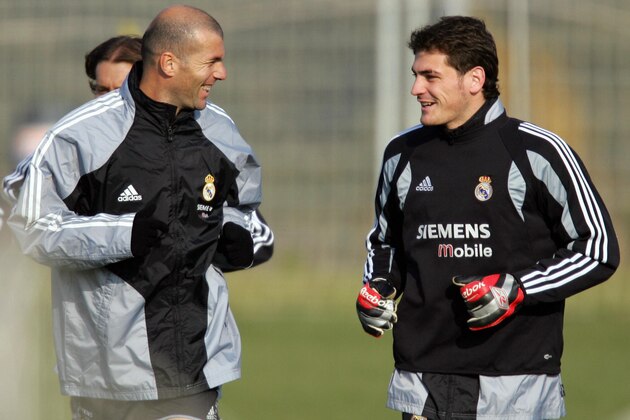MADRID, SPAIN:  Real Madrid's French player Zinedine Zidane (L) jokes with Iker Casillas (R) 22 November 2004 during a training session at Las Rozas football city near Madrid prior their 23 November 2004 Champions League football match against Bayer Leverkusen in Madrid.  AFP PHOTO/ JAVIER SORIANO  (Photo credit should read JAVIER SORIANO/AFP/Getty Images)