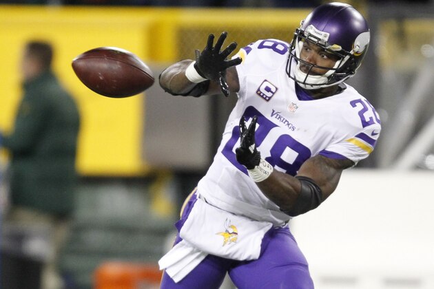 Minnesota Vikings' Adrian Peterson warms up before an NFL football game against the Green Bay Packers Sunday, Jan. 3, 2016, in Green Bay, Wis. (AP Photo/Matt Ludtke)