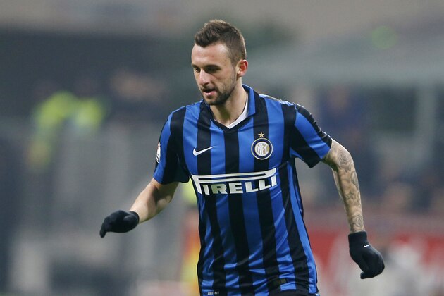 Inter Milan's Marcelo Brozovic controls the ball during the Italian Cup soccer match between Inter Milan and Cagliari at the San Siro stadium in Milan, Italy, Tuesday, Dec. 15, 2015. (AP Photo/Antonio Calanni)