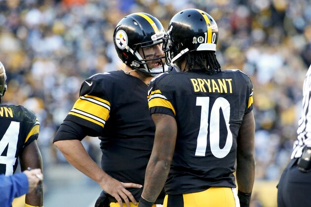 Pittsburgh Steelers quarterback Ben Roethlisberger (7) talks with Pittsburgh Steelers wide receiver Martavis Bryant (10) during an NFL football game against the Oakland Raiders, Sunday, Nov. 8, 2015, in Pittsburgh. (AP Photo/Gene J. Puskar)