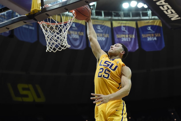 BATON ROUGE, LA - NOVEMBER 16:  Ben Simmons #25 of the LSU Tigers dunks during a game against the Kennesaw State Owls at the Pete Maravich Assembly Center on November 16, 2015 in Baton Rouge, Louisiana.  (Photo by Stacy Revere/Getty Images)