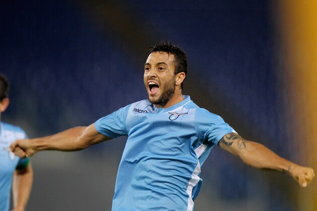 ROME, ITALY - SEPTEMBER 23:  Felipe Anderson of SS Lazio celebrates after scoring the team's second goal during the Serie A match between SS Lazio and Genoa CFC at Stadio Olimpico on September 23, 2015 in Rome, Italy.  (Photo by Paolo Bruno/Getty Images)