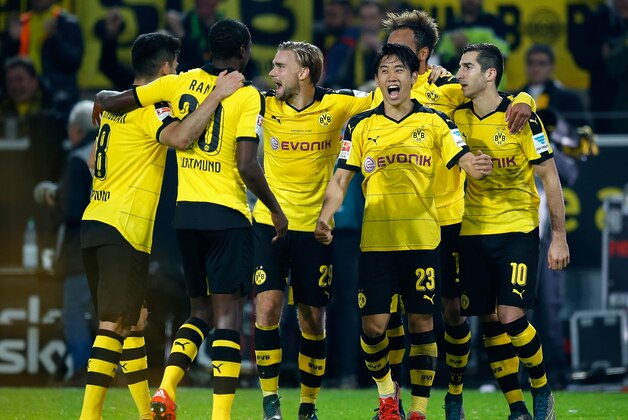 DORTMUND, GERMANY - NOVEMBER 08: The team of Dortmund dance in a circle after winning the Bundesliga match between Borussia Dortmund and FC Schalke 04 at Signal Iduna Park on November 8, 2015 in Dortmund, Germany. (Photo by Boris Streubel/Getty Images) DORTMUND, GERMANY - NOVEMBER 08: The team of Dortmund dance in a circle after winning the Bundesliga match between Borussia Dortmund and FC Schalke 04 at Signal Iduna Park on November 8, 2015 in Dortmund, Germany. (Photo by Boris Streubel/Getty Images)