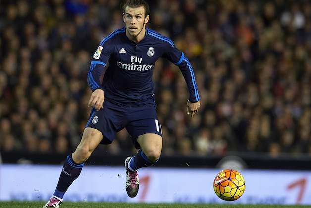 VALENCIA, SPAIN - JANUARY 03:  Gareth Bale of Real Madrid runs with the ball during the La Liga match between Valencia CF and Real Madrid CF at Estadi de Mestalla on January 03, 2016 in Valencia, Spain.  (Photo by Manuel Queimadelos Alonso/Getty Images)