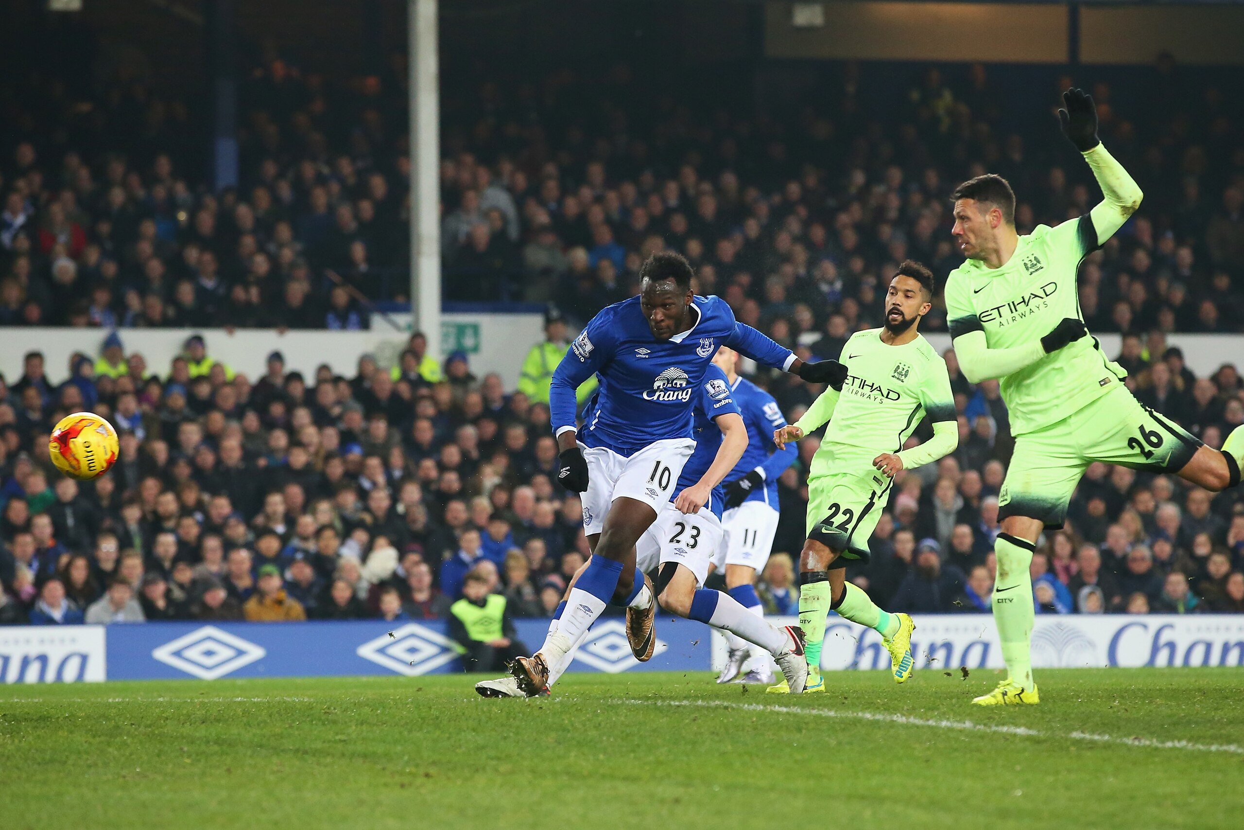 LIVERPOOL, ENGLAND - JANUARY 06:  Romelu Lukaku of Everton scores his team's second goal during the Capital One Cup Semi Final First Leg match between Everton and Manchester City at Goodison Park on January 6, 2016 in Liverpool, England.  (Photo by Alex Livesey/Getty Images)