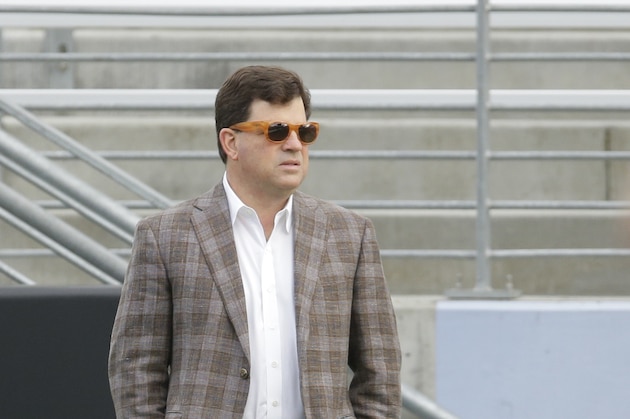 Washington athletic director Scott Woodward watches from the sideline as players take part in practice drills, Monday, March 30, 2015, on the first day of spring NCAA college football practice in Seattle. (AP Photo/Ted S. Warren)