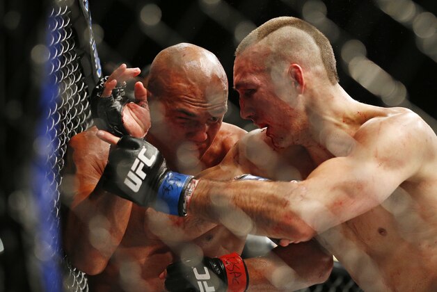 Robbie Lawler, left, fights Rory MacDonald during their welterweight title fight mixed martial arts bout at UFC 189 Saturday, July 11, 2015, in Las Vegas. (AP Photo/John Locher)