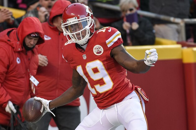 Kansas City Chiefs wide receiver Jeremy Maclin (19) celebrates his touchdown against the Oakland Raiders during the first half of their NFL football game in Kansas City, Mo., Sunday, Jan, 3, 2016. (AP Photo/Reed Hoffmann)