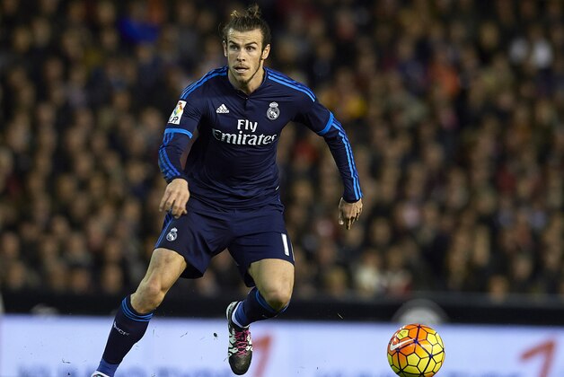 VALENCIA, SPAIN - JANUARY 03:  Gareth Bale of Real Madrid runs with the ball during the La Liga match between Valencia CF and Real Madrid CF at Estadi de Mestalla on January 03, 2016 in Valencia, Spain.  (Photo by Manuel Queimadelos Alonso/Getty Images)