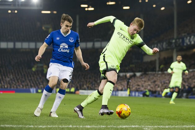 Everton's Seamus Coleman, left, fights for the ball against Manchester City's Kevin De Bruyne during the English League Cup semi final first leg soccer match between Everton and Manchester City at Goodison Park Stadium, Liverpool, England, Wednesday Jan. 6, 2016. (AP Photo/Jon Super)