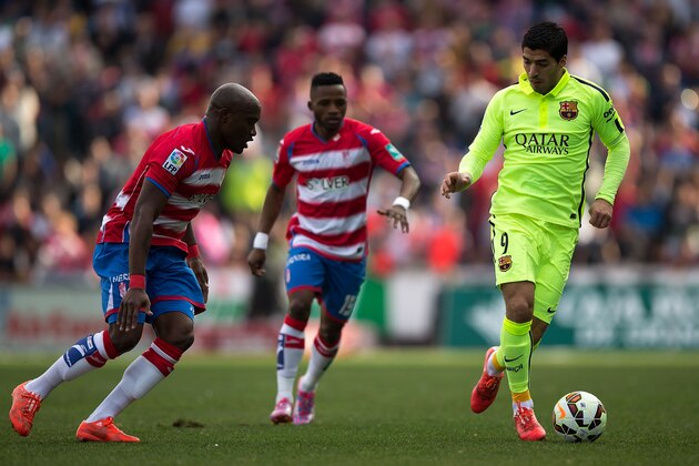 GRANADA, SPAIN - FEBRUARY 28:  Luis Suarez (R) of FC Barcelona competes for the ball Jean-Sylvain Babin of Granada CF during the La Liga match between Granada CF and FC Barcelona at Nuevo Estadio de los Carmenes on February 28, 2015 in Granada, Spain.  (Photo by Gonzalo Arroyo Moreno/Getty Images)