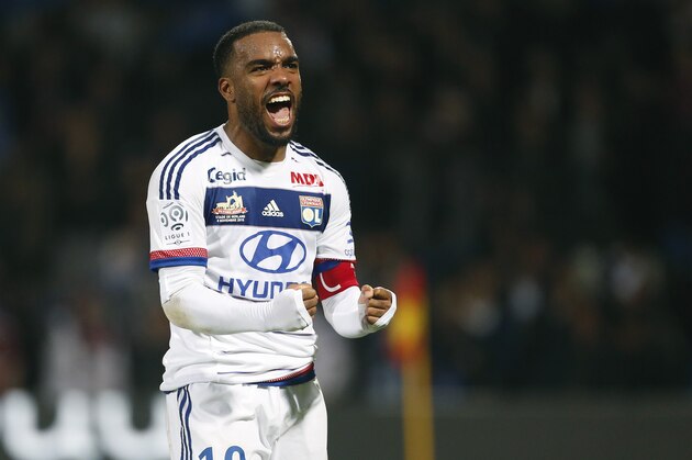 LYON, FRANCE - NOVEMBER 8: Alexandre Lacazette of Lyon celebrates the victory at the end of the French Ligue 1 match between Olympique Lyonnais (OL) and AS Saint-Etienne (ASSE) at Stade de Gerland on November 8, 2015 in Lyon, France. (Photo by Jean Catuffe/Getty Images)