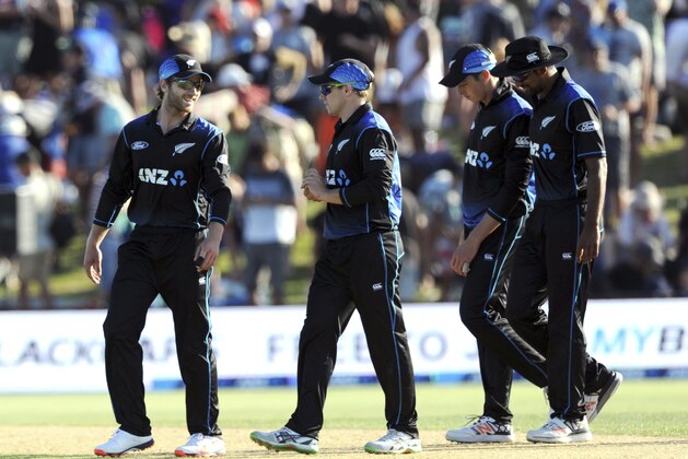 New Zealand’s Kane Williamson, left, leads his team off after defeating Sri Lanka in their 5th One Day International cricket match at Blake Park in Tauranga, New Zealand, Tuesday, Jan. 5, 2016. (Ross Setford/SNPA via AP) NEW ZEALAND OUT