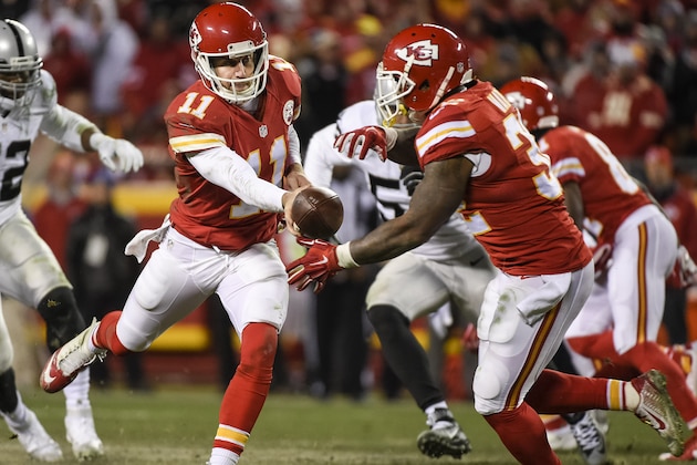 Kansas City Chiefs quarterback Alex Smith (11) hands off to Kansas City Chiefs running back Kansas City Chiefs running back Spencer Ware (32) during the second half of their NFL football game against the Oakland Raiders in Kansas City, Mo., Sunday, Jan, 3, 2016. (AP Photo/Reed Hoffmann)