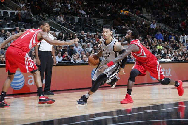 SAN ANTONIO, TX - JANUARY 2: Danny Green #14 of the San Antonio Spurs drives to the basket against the Houston Rockets during the game on January 2, 2016 at AT&T Center in San Antonio, Texas. NOTE TO USER: User expressly acknowledges and agrees that, by downloading and or using this Photograph, user is consenting to the terms and conditions of the Getty Images License Agreement. Mandatory Copyright Notice: Copyright 2016 NBAE (Photo by Chris Covatta/NBAE via Getty Images)