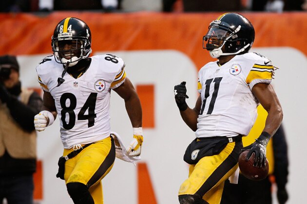 CLEVELAND, OH - JANUARY 3:  Markus Wheaton #11 celebrates his touchdown with Antonio Brown #84 of the Pittsburgh Steelers during the fourth quarter against the Cleveland Browns at FirstEnergy Stadium on January 3, 2016 in Cleveland, Ohio.  (Photo by Gregory Shamus/Getty Images)