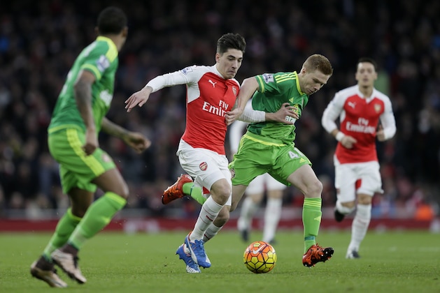 Arsenal’s Hector Bellerín, left, competes for the ball with Sunderland’s Duncan Watmore during the English Premier League soccer match between Arsenal and Sunderland at the Emirates Stadium in London, Saturday Dec. 5, 2015. (AP Photo/Tim Ireland)