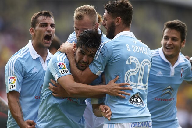 VILLARREAL, SPAIN - OCTOBER 18:  Nolito of Celta celebrates scoring his team's second goal with his teammates Sergi Gomez, John Guidetti and Jonathan Castro (L) during the La Liga match between Villarreal CF and RC Celta de Vigo at El Madrigal Stadium on October 18, 2015 in Villarreal, Spain.  (Photo by Manuel Queimadelos Alonso/Getty Images)