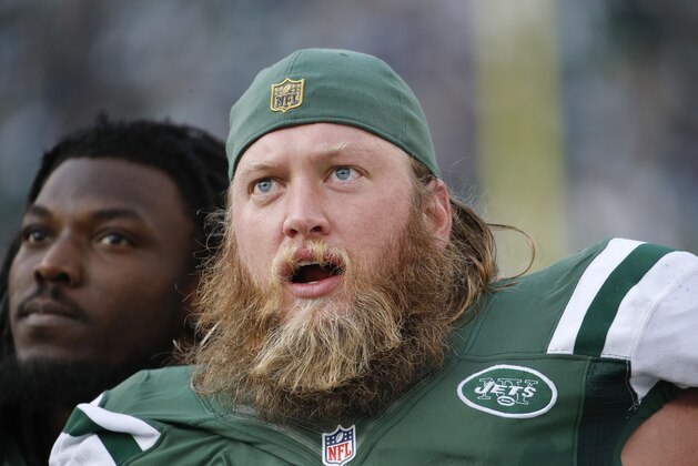New York Jets center Nick Mangold, right, and Chris Ivory, left, look at the score board during the first half of an NFL football game against the Tennessee Titans Sunday, Dec. 13, 2015, in East Rutherford, N.J.  (AP Photo/Julio Cortez)