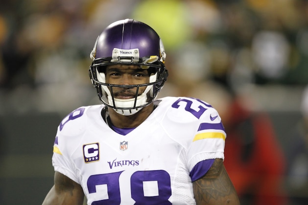 Minnesota Vikings' Adrian Peterson warms up before an NFL football game against the Green Bay Packers Sunday, Jan. 3, 2016, in Green Bay, Wis. (AP Photo/Matt Ludtke)