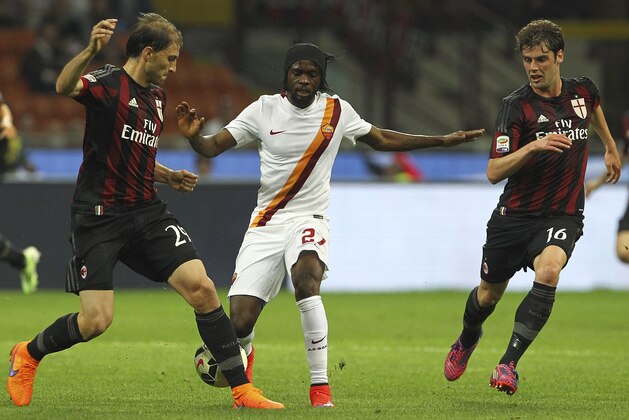 MILAN, ITALY - MAY 09:  Gervinho (C) of AS Roma competes for the ball with Gabriel Paletta (L) of AC Milan during the Serie A match between AC Milan and AS Roma at Stadio Giuseppe Meazza on May 9, 2015 in Milan, Italy.  (Photo by Marco Luzzani/Getty Images)