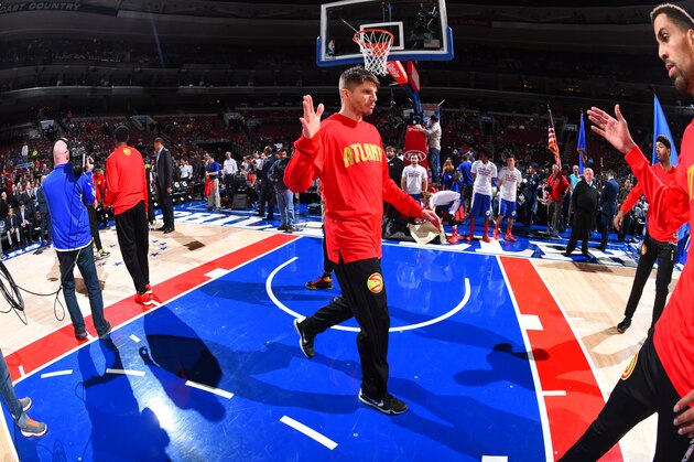 PHILADELPHIA,PA - JANUARY 7: Kyle Korver #26 of the Atlanta Hawks comes out to the crowd against the Philadelphia 76ers at Wells Fargo Center on January 7, 2015 in Philadelphia, Pennsylvania NOTE TO USER: User expressly acknowledges and agrees that, by downloading and/or using this Photograph, user is consenting to the terms and conditions of the Getty Images License Agreement. Mandatory Copyright Notice: Copyright 2016 NBAE (Photo by Jesse D. Garrabrant/NBAE via Getty Images)