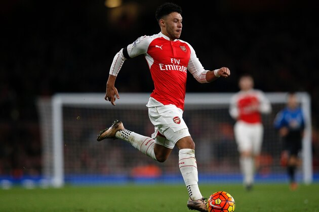 Arsenal's English midfielder Alex Oxlade-Chamberlain runs with the ball during the English Premier League football match between Arsenal and Bournemouth at the Emirates Stadium in London on December 28, 2015. Arsenal won the game 2-0. AFP PHOTO / ADRIAN DENNIS

RESTRICTED TO EDITORIAL USE. No use with unauthorized audio, video, data, fixture lists, club/league logos or 'live' services. Online in-match use limited to 75 images, no video emulation. No use in betting, games or single club/league/player publications. / AFP / ADRIAN DENNIS        (Photo credit should read ADRIAN DENNIS/AFP/Getty Images)