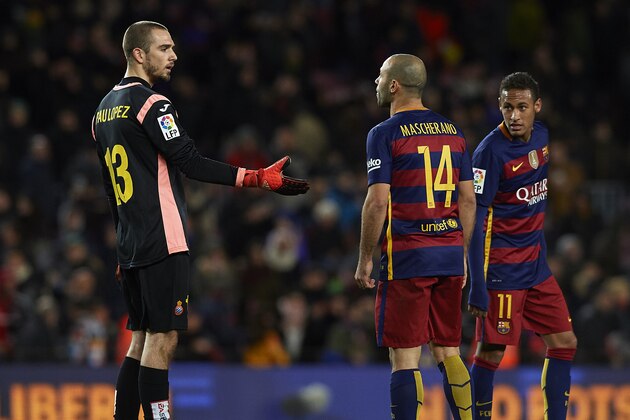 BARCELONA, SPAIN - JANUARY 06: Javier Mascherano (14) of FC Barcelona argues with Pau Lopez of Espanyol during the Copa del Rey Round of 16 match between FC Barcelona and Real CD Espanyol at Camp Nou on January 6, 2016 in Barcelona, Spain. (Photo by Manuel Queimadelos Alonso/Getty Images)
