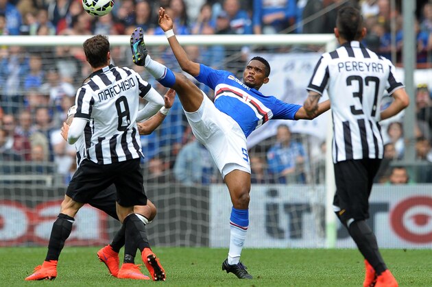 Sampdoria's Samuel Eto'o, center, kicks the ball during a Serie A soccer match between Sampdoria and Juventus, at the Luigi Ferraris stadium in Genoa, Italy, Saturday, May 2, 2015. (AP Photo/Carlo Baroncini)