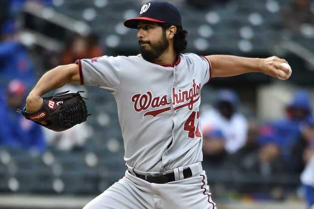El abridor de los Nacionales de Washington Gio Gonzalez lanza contra los Mets de Nueva York en el segundo inning de un partido de las Grandes Ligas el sábado, 3 de octubre del 2015. (Foto AP/Kathy Kmonicek) El abridor de los Nacionales de Washington Gio Gonzalez lanza contra los Mets de Nueva York en el segundo inning de un partido de las Grandes Ligas el sábado, 3 de octubre del 2015. (Foto AP/Kathy Kmonicek)