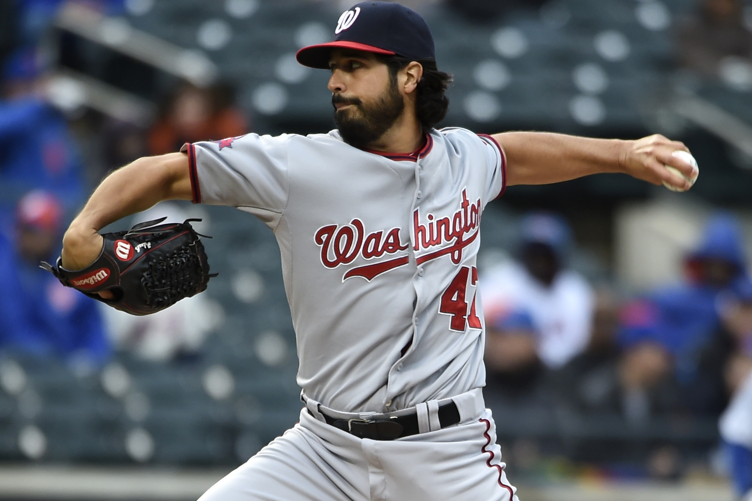 El abridor de los Nacionales de Washington Gio Gonzalez lanza contra los Mets de Nueva York en el segundo inning de un partido de las Grandes Ligas el sábado, 3 de octubre del 2015.  (Foto AP/Kathy Kmonicek)