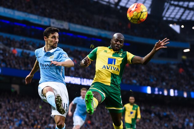 MANCHESTER, ENGLAND - OCTOBER 31:  Jesus Navas of Manchester City FC competes for the ball with Youssouf Mulumbu of Norwich City during the Barclays Premier League match between Manchester City and Norwich City at Etihad Stadium on October 31, 2015 in Manchester, England.  (Photo by David Ramos/Getty Images)