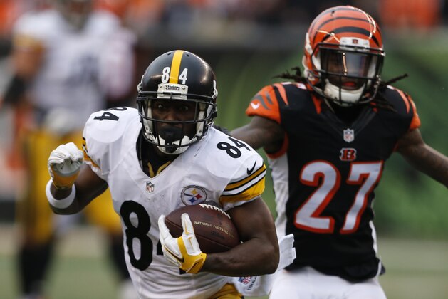 Pittsburgh Steelers wide receiver Antonio Brown (84) runs the ball in the second half of an NFL football game against the Cincinnati Bengals, Sunday, Dec. 13, 2015, in Cincinnati. (AP Photo/Gary Landers)