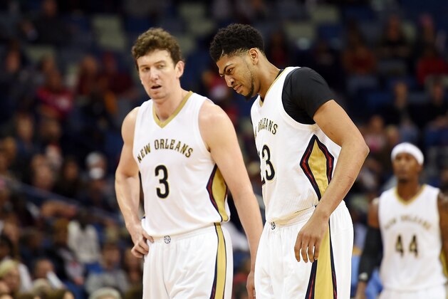 NEW ORLEANS, LA - JANUARY 08:  Omer Asik #3 watches as Anthony Davis #23 of the New Orleans Pelicans leaves the court with a back injury during the first half of a game against the Indiana Pacers at the Smoothie King Center on January 8, 2016 in New Orleans, Louisiana. NOTE TO USER: User expressly acknowledges and agrees that, by downloading and or using this photograph, User is consenting to the terms and conditions of the Getty Images License Agreement.  (Photo by Stacy Revere/Getty Images)