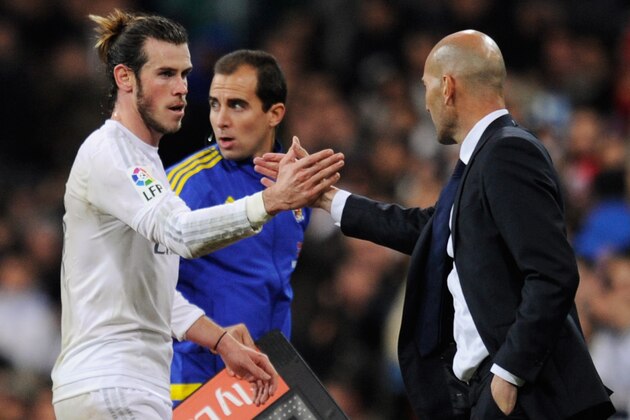 MADRID, SPAIN - JANUARY 09:  Hat trick scorer Gareth Bale of Real Madrid shakes hands with Zinedine Zidane manager of Real Madrid as he is substituted during the La Liga match between Real Madrid CF and RC Deportivo La Coruna at Estadio Santiago Bernabeu on January 9, 2016 in Madrid, Spain.  (Photo by Denis Doyle/Getty Images)