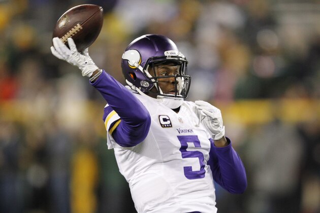 Minnesota Vikings' Teddy Bridgewater warms up before an NFL football game against the Green Bay Packers Sunday, Jan. 3, 2016, in Green Bay, Wis. (AP Photo/Matt Ludtke)