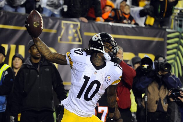 Jan 9, 2016; Cincinnati, OH, USA; Pittsburgh Steelers wide receiver Martavis Bryant (10) celebrates after a touchdown during the third quarter against the Cincinnati Bengals in the AFC Wild Card playoff football game at Paul Brown Stadium. Mandatory Credit: Christopher Hanewinckel-USA TODAY Sports