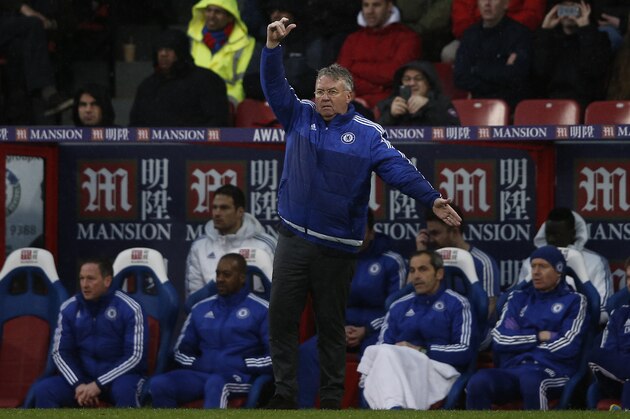 Chelsea's Dutch manager Guus Hiddink (C) shouts instructions to his players from the touchline during the English Premier League football match between Crystal Palace and Chelsea at Selhurst Park in south London on January 3, 2016. AFP PHOTO / ADRIAN DENNISRESTRICTED TO EDITORIAL USE. NO USE WITH UNAUTHORIZED AUDIO, VIDEO, DATA, FIXTURE LISTS, CLUB/LEAGUE LOGOS OR 'LIVE' SERVICES. ONLINE IN-MATCH USE LIMITED TO 75 IMAGES, NO VIDEO EMULATION. NO USE IN BETTING, GAMES OR SINGLE CLUB/LEAGUE/PLAYER PUBLICATIONS. / AFP / ADRIAN DENNIS        (Photo credit should read ADRIAN DENNIS/AFP/Getty Images)