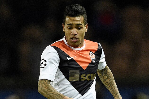 Shakhtar Donetsk's Brazilian midfielder Alex Teixeira controls the ball during the UEFA Champions League group A football match between Paris-Saint-Germain (PSG) and Shakhtar Donetsk at the Parc des Princes stadium in Paris on December 8, 2015. / AFP / FRANCK FIFE (Photo credit should read FRANCK FIFE/AFP/Getty Images) Shakhtar Donetsk's Brazilian midfielder Alex Teixeira controls the ball during the UEFA Champions League group A football match between Paris-Saint-Germain (PSG) and Shakhtar Donetsk at the Parc des Princes stadium in Paris on December 8, 2015. / AFP / FRANCK FIFE (Photo credit should read FRANCK FIFE/AFP/Getty Images)