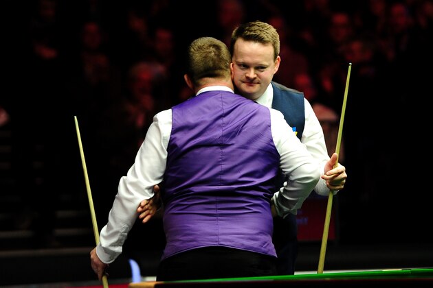 LONDON, ENGLAND - JANUARY 10:  Shaun Murphy of England (r) embraces Mark Allen of Northern Ireland after defeat during Day One of the Dafabet Masters at Alexandra Palace on January 10, 2016 in London, England.  (Photo by Dan Mullan/Getty Images)