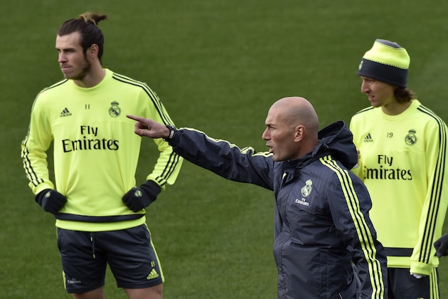 Real Madrid's new French coach Zinedine Zidane (C) points his finger next to Real Madrid's Welsh forward Gareth Bale (L) and Real Madrid's Croatian midfielder Luka Modric (R) during a training session at the Valdebebas training ground in Madrid on January 8, 2016.   AFP PHOTO / GERARD JULIEN / AFP / GERARD JULIEN        (Photo credit should read GERARD JULIEN/AFP/Getty Images)