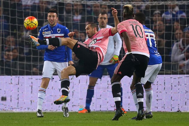Juventus' defender Giorgio Chiellini (C ) tries to score during the Italian Serie A football match Sampdoria vs Juventus on January 10, 2016 at Luigi Ferraris Stadium in Genoa.  / AFP / MARCO BERTORELLO        (Photo credit should read MARCO BERTORELLO/AFP/Getty Images)