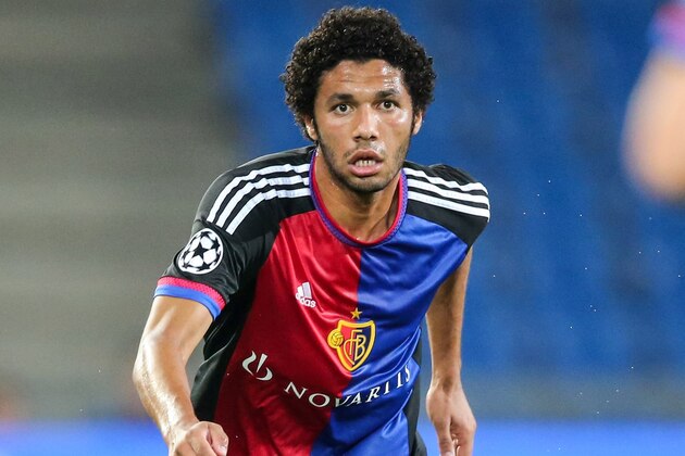 BASEL, SWITZERLAND - AUGUST 19:  Mohamed Elneny of Basel controls the ball during the UEFA Champions League qualifying round play off first leg match between FC Basel and Maccabi Tel Aviv at St. Jakob-Park on August 19, 2015 in Basel, Switzerland.  (Photo by Simon Hofmann/Getty Images)